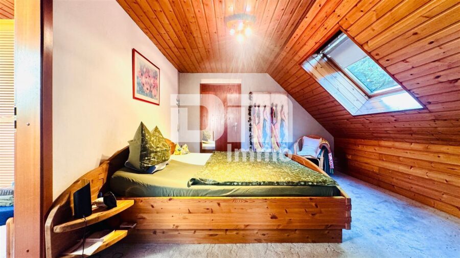 Ein-bis Zweifamilienhaus mit Anbauten auf 1.250 m² Traumgrundstück mit Panoramablick - Bestand OG / DG Durchgangszimmer